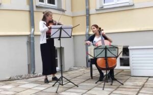 Streichduo Violine (Johanna Ruppert) und Cello (Laura Moinian)